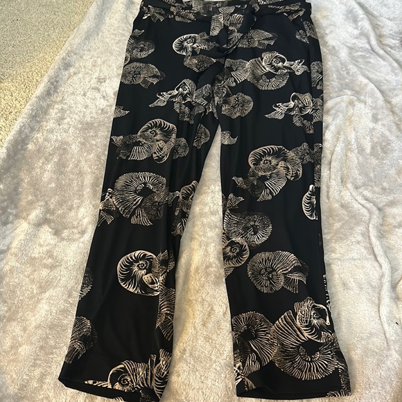 White House Black Market Pants - WHBM tapered ankle shell print pant